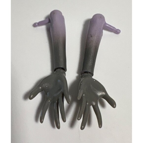 Monster High Left & Right Hands With Forearms Twyla Boogeyman Doll Replacement - Picture 3 of 3